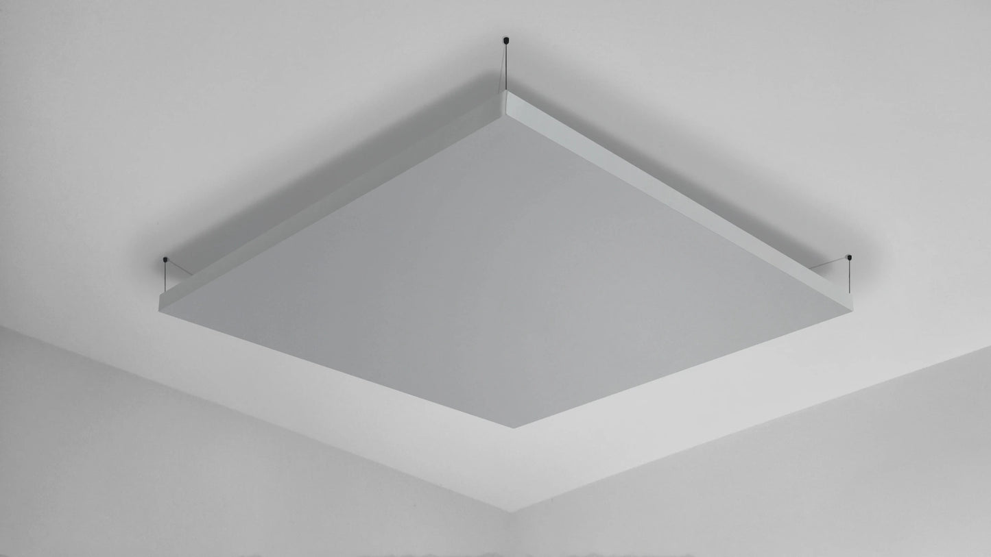 Lichtgrijs akoestisch plafondpaneel met ophangsysteem