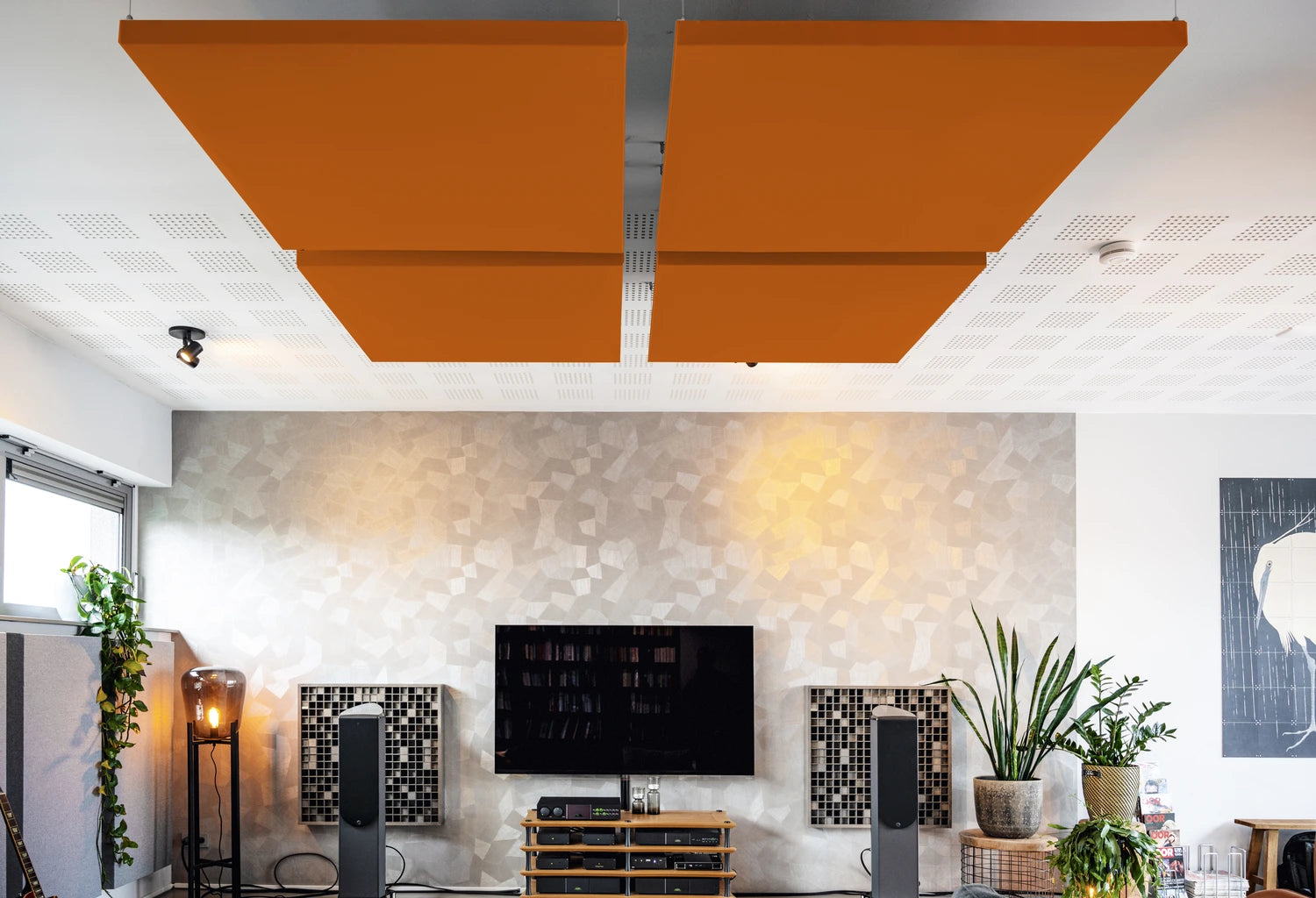 Oranje akoestisch plafondpaneel in huiskamer