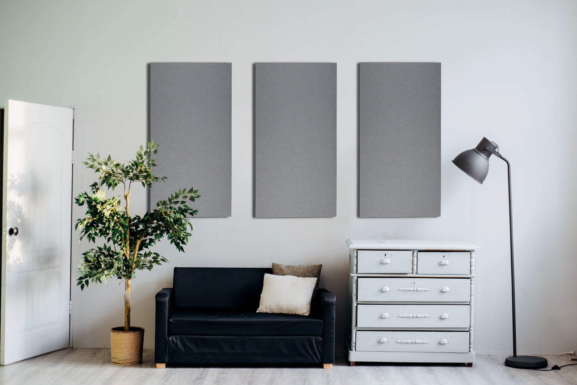 Interieur met lichtgrijze akoestische wandpanelen