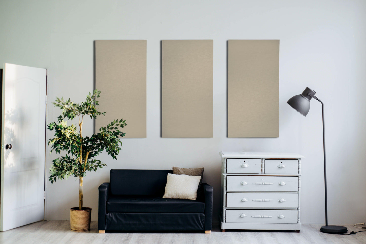 Interieur met naturel linnen wandpanelen